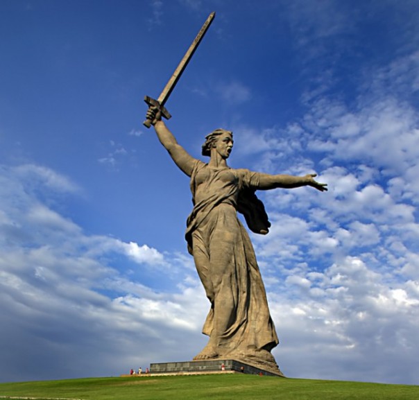  Реальные прототипы самых знаменитых памятников и культовых плакатов